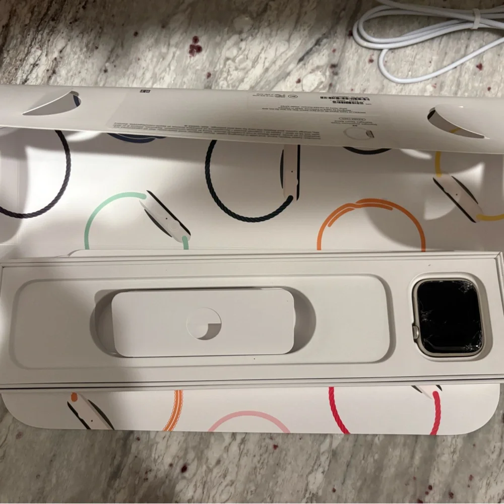 Apple Watch SE (2nd Gen) [GPS 44mm] w/Starlight Aluminum Case M/L Cracked Screen